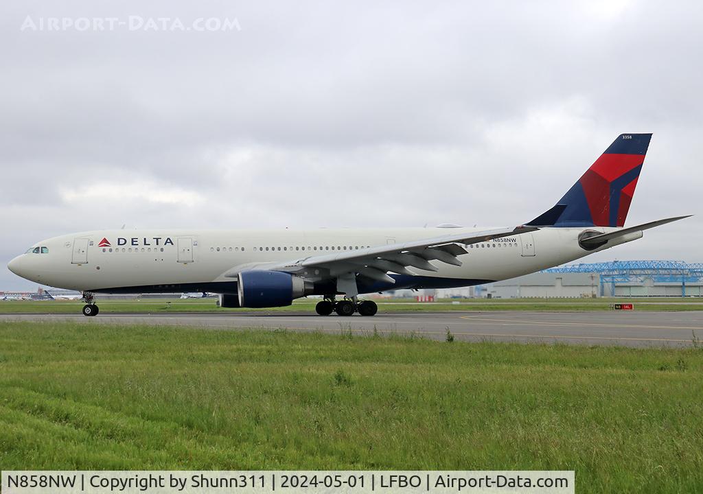 N858NW, 2006 Airbus A330-223 C/N 0718, Taxiing to the Terminal...
