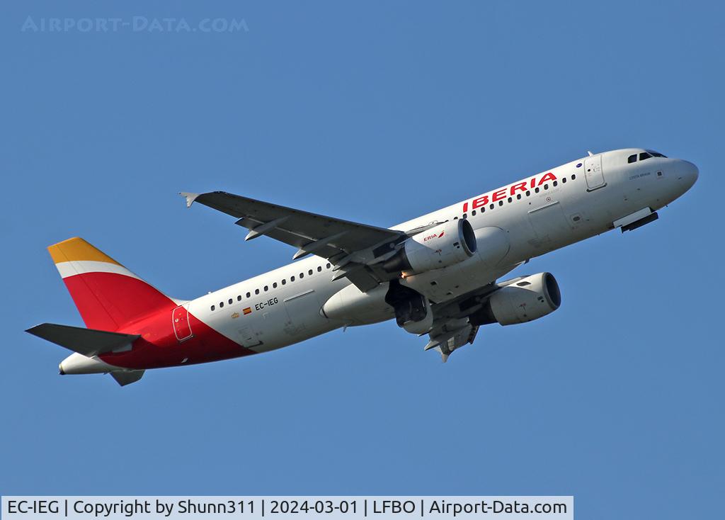 EC-IEG, 2001 Airbus A320-214 C/N 1674, Climbing after take off from rwy 32R