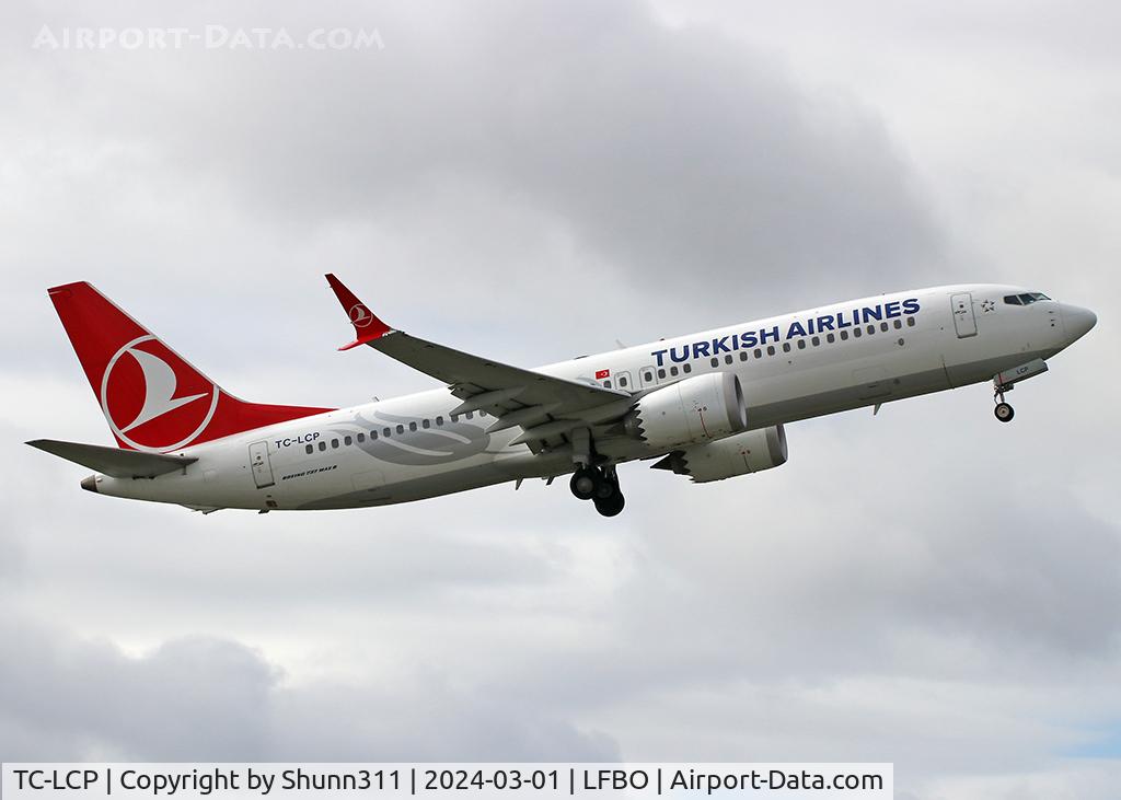 TC-LCP, Boeing 737-8 MAX C/N 60058, Taking off from rwy 32L