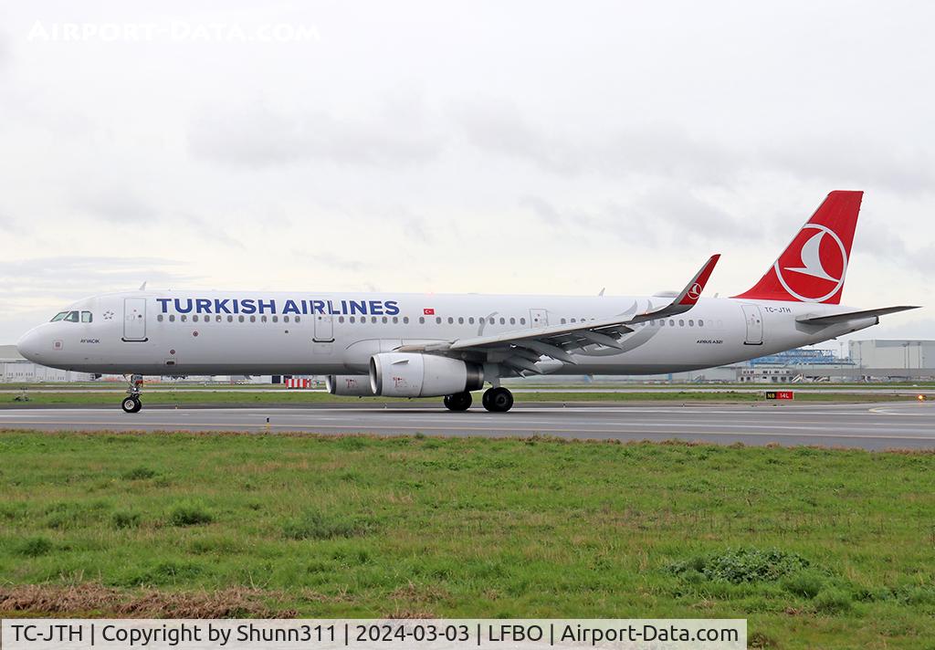 TC-JTH, 2016 Airbus A321-231 C/N 7029, Taxiing to the Terminal...