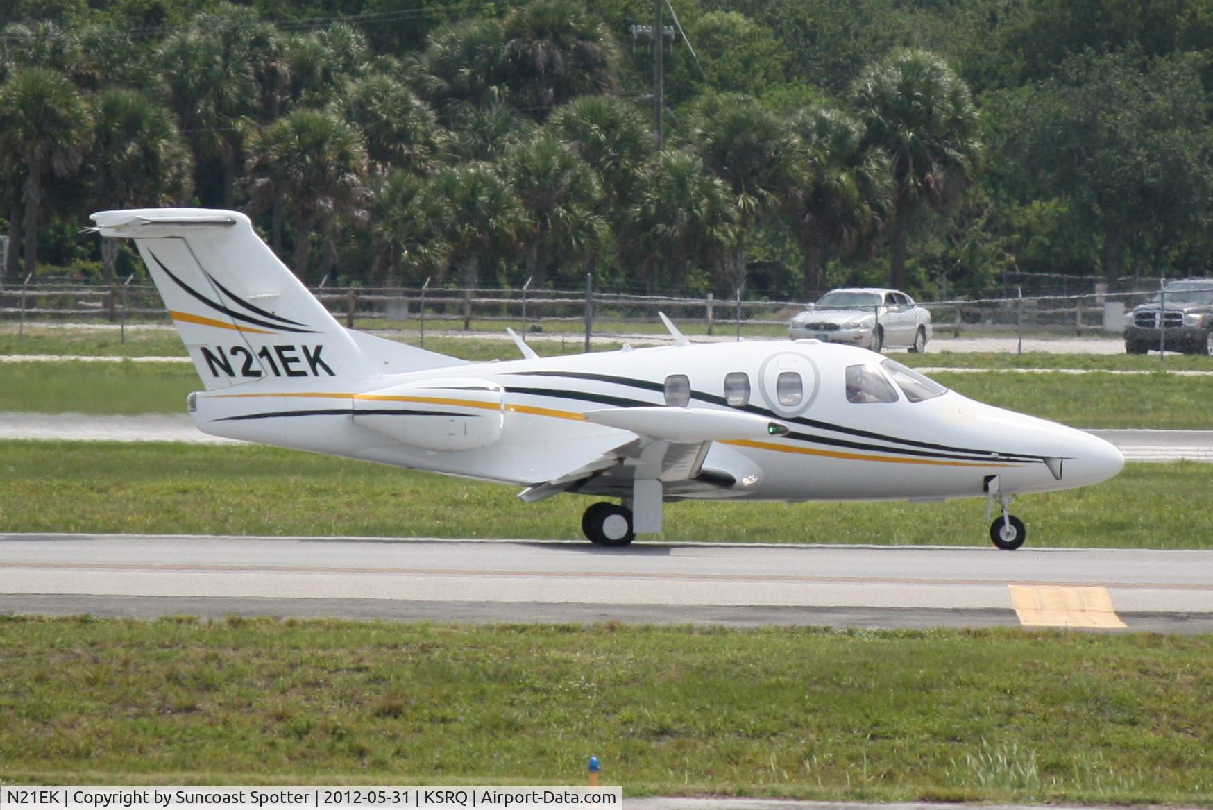 N21EK, 2008 Eclipse Aviation Corp EA500 C/N 000133, Eclipse 500 taxis for departure at Sarasota-Bradenton International Airport