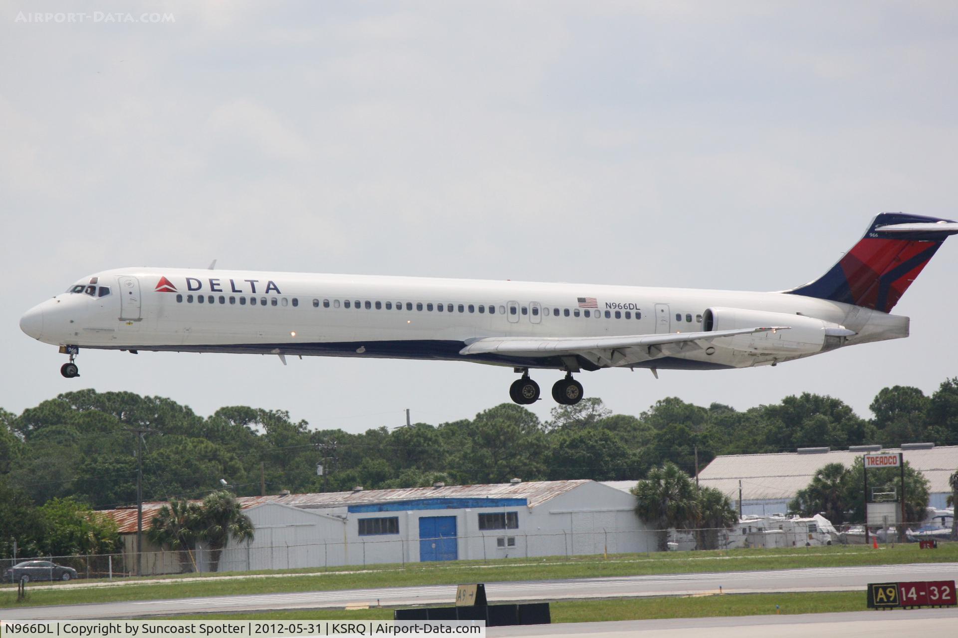 N966DL, 1990 McDonnell Douglas MD-88 C/N 53115, Delta Flight 1678 arrives on Runway 32 at Sarasota-Bradenton International Airport following a flight from Hartsfield-Jackson Atlanta International Airport