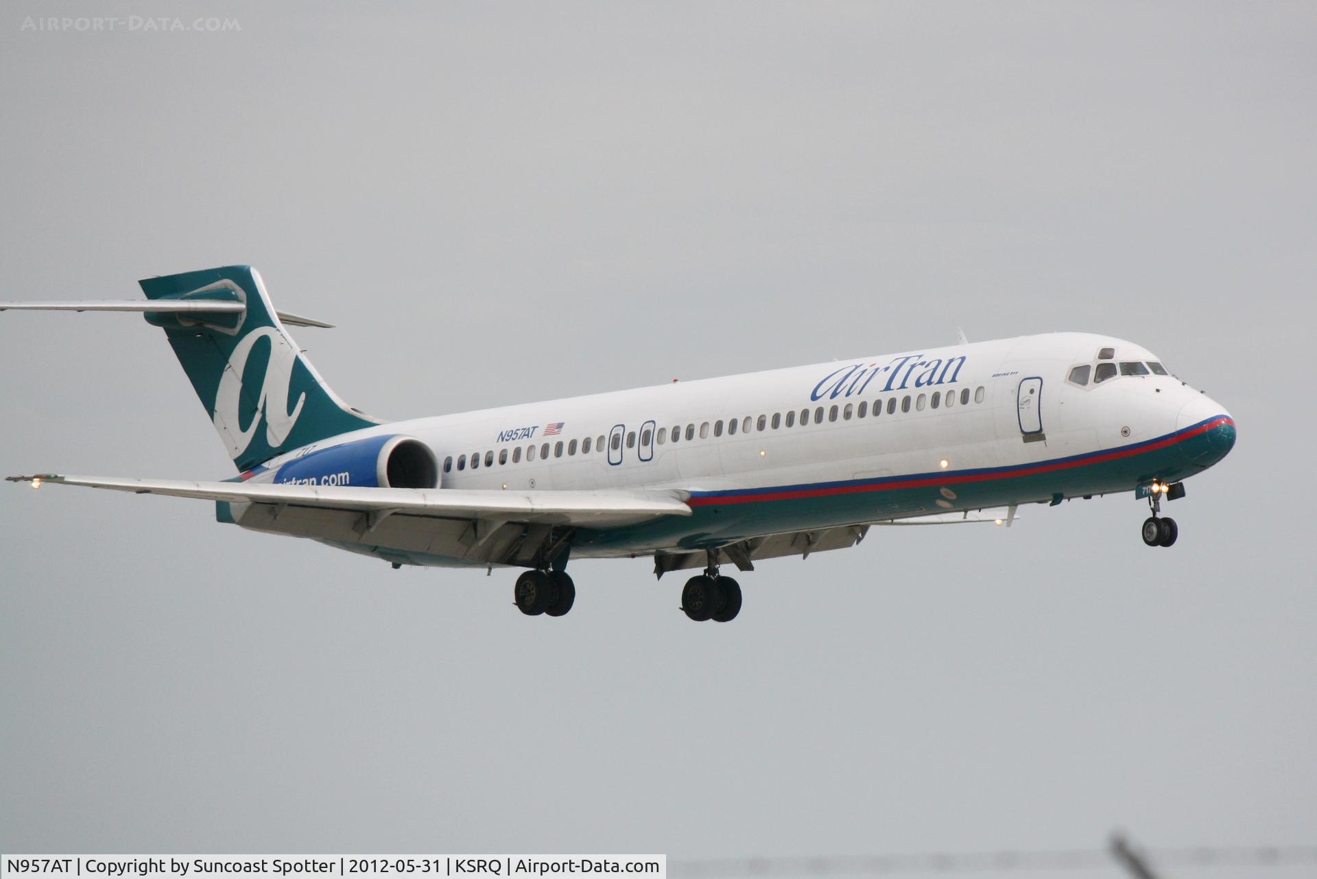 N957AT, 2000 Boeing 717-200 C/N 55019, AirTran Flight 1371 arrives on Runway 32 at Sarasota-Bradenton International Airport following a flight from Baltimore/Washington International Airport