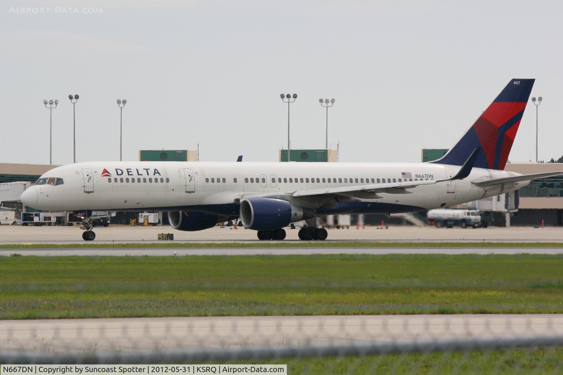 N667DN, 1991 Boeing 757-232 C/N 25035, Delta Flight 1297 taxis for departure at Sarasota-Bradenton International Airport