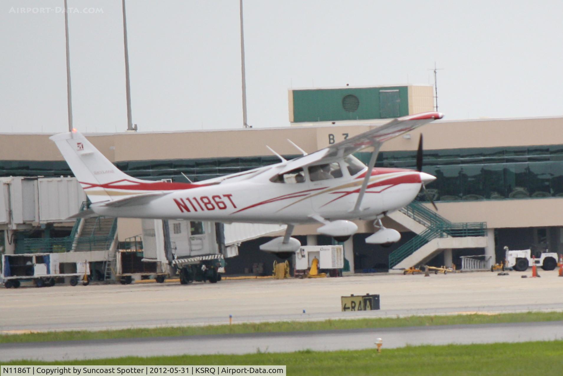 N1186T, 2007 Cessna 182T Skylane C/N 18281879, Cessna Skylane arrives on Runway 32 at Sarasota-Bradenton International Airport