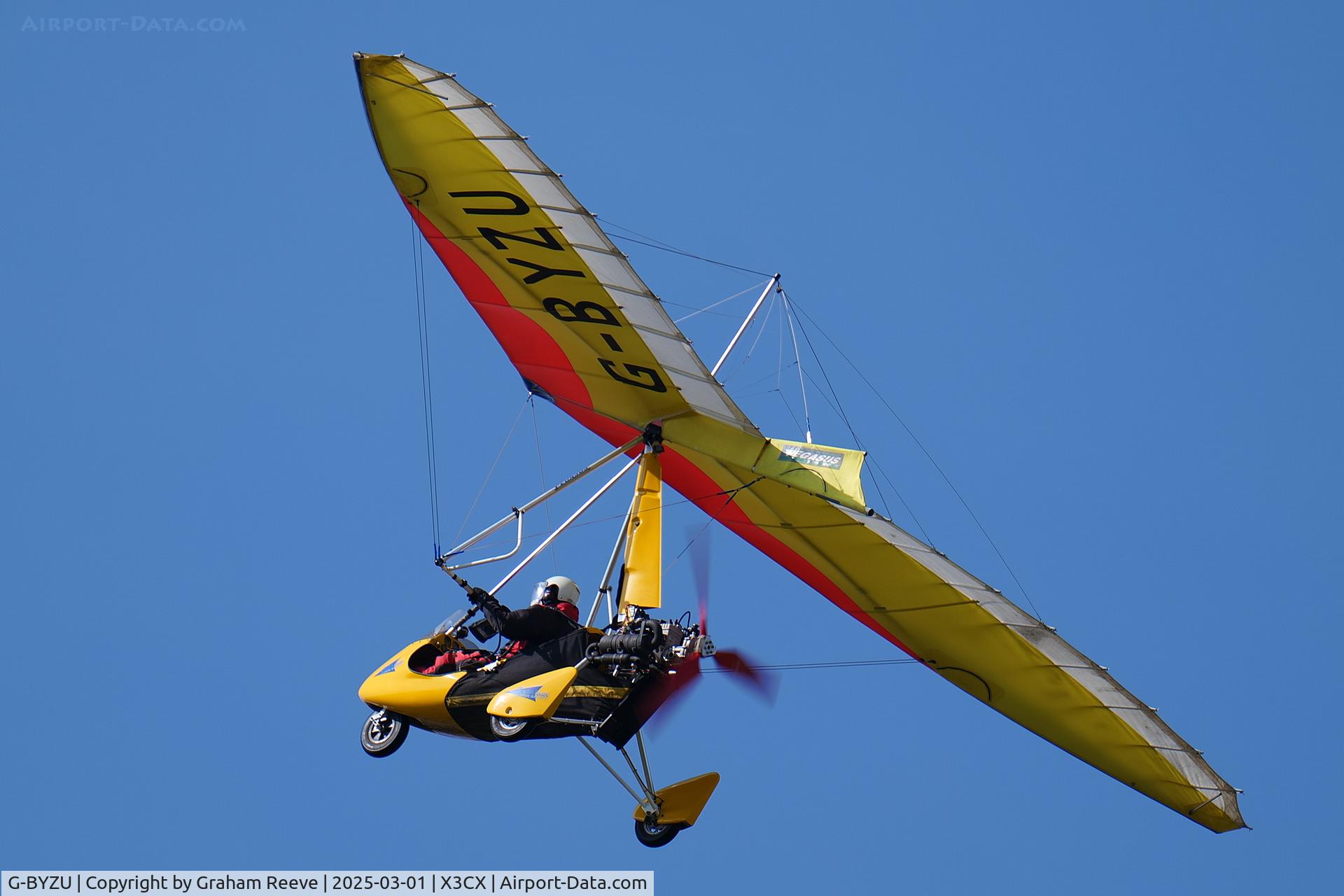 G-BYZU, 2000 Pegasus Quantum 15 C/N 7613, Departing from Northrepps.