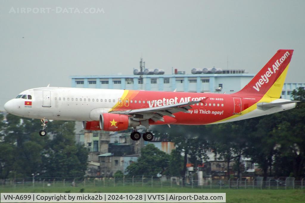 VN-A699, 2010 Airbus A320-232 C/N 4193, Landing