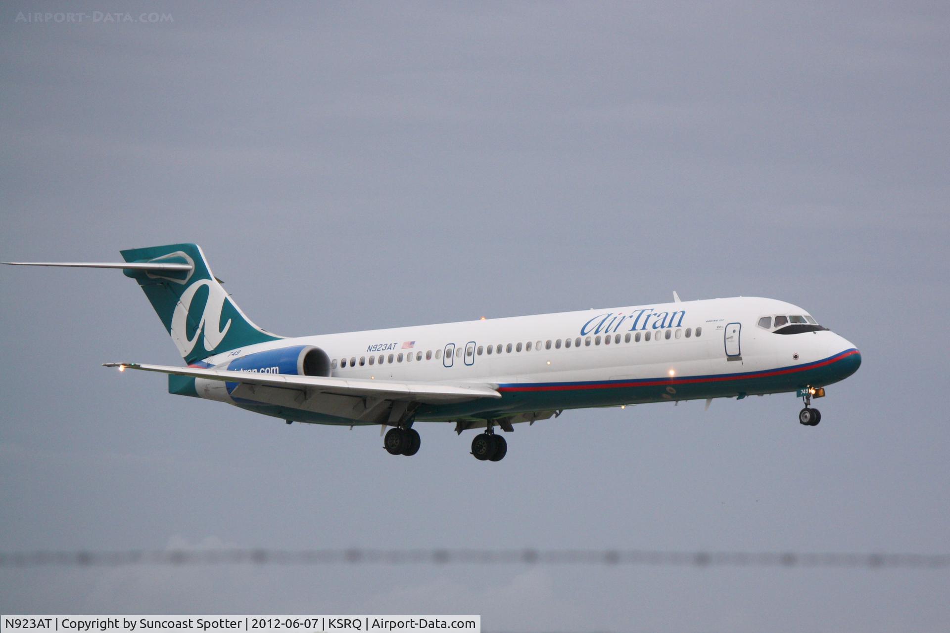 N923AT, 2005 Boeing 717-200 C/N 55051, AirTran Flight 1359 arrives on Runway 14 at Sarasota-Bradenton International Airport following a flight from Chicago-Midway International Airport