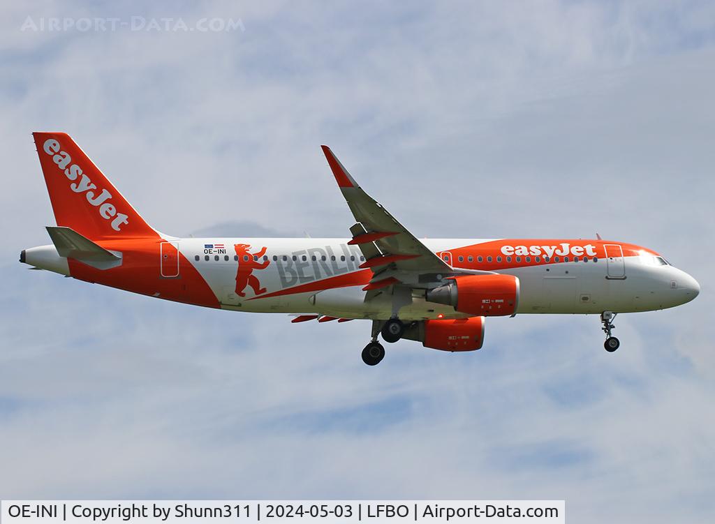 OE-INI, 2018 Airbus A320-214 C/N 8065, Landing rwy 14R with additional 'Berlin' special titles