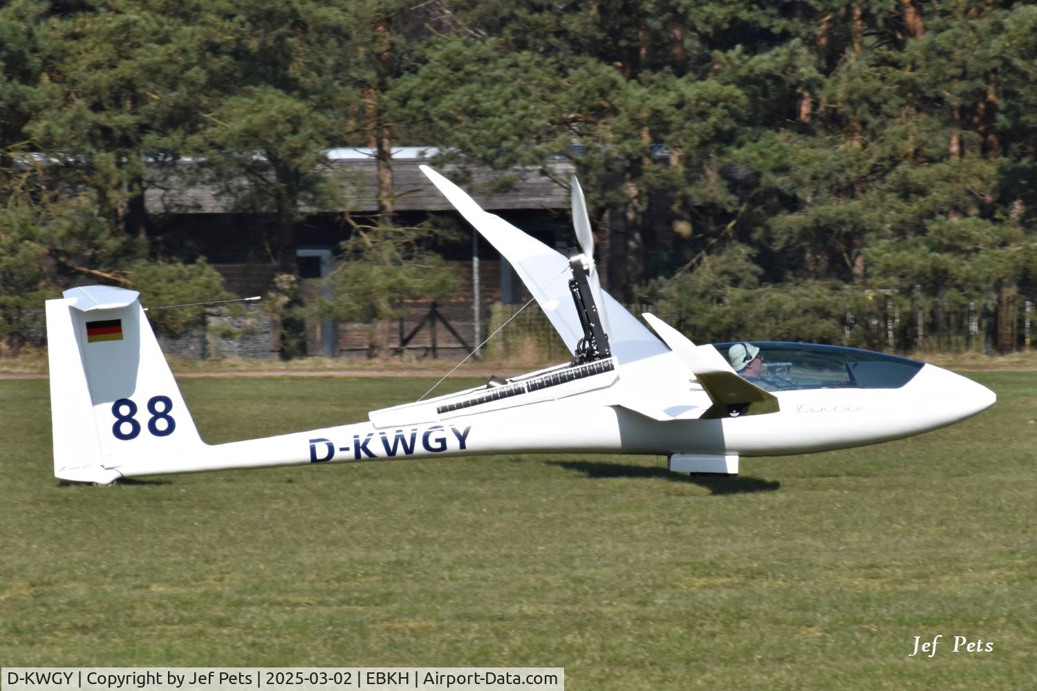 D-KWGY, Schempp-Hirth Ventus 3M C/N 250MP, At Keiheuvel.