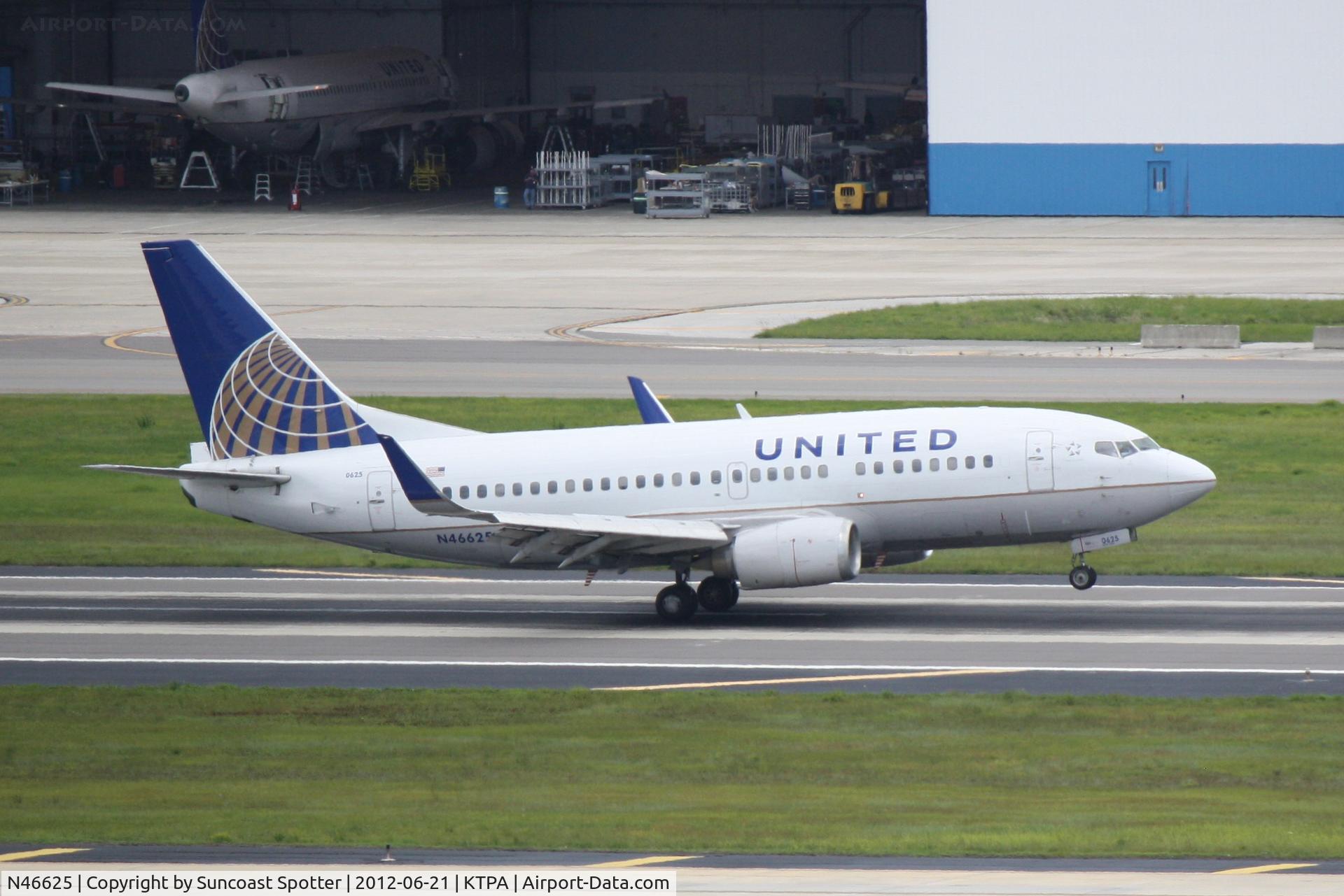 N46625, 1995 Boeing 737-524 C/N 27529, United Flight 1656 arrives on Runway 19L at Tampa International Airport following a flight from Houston-Bush International Airport
