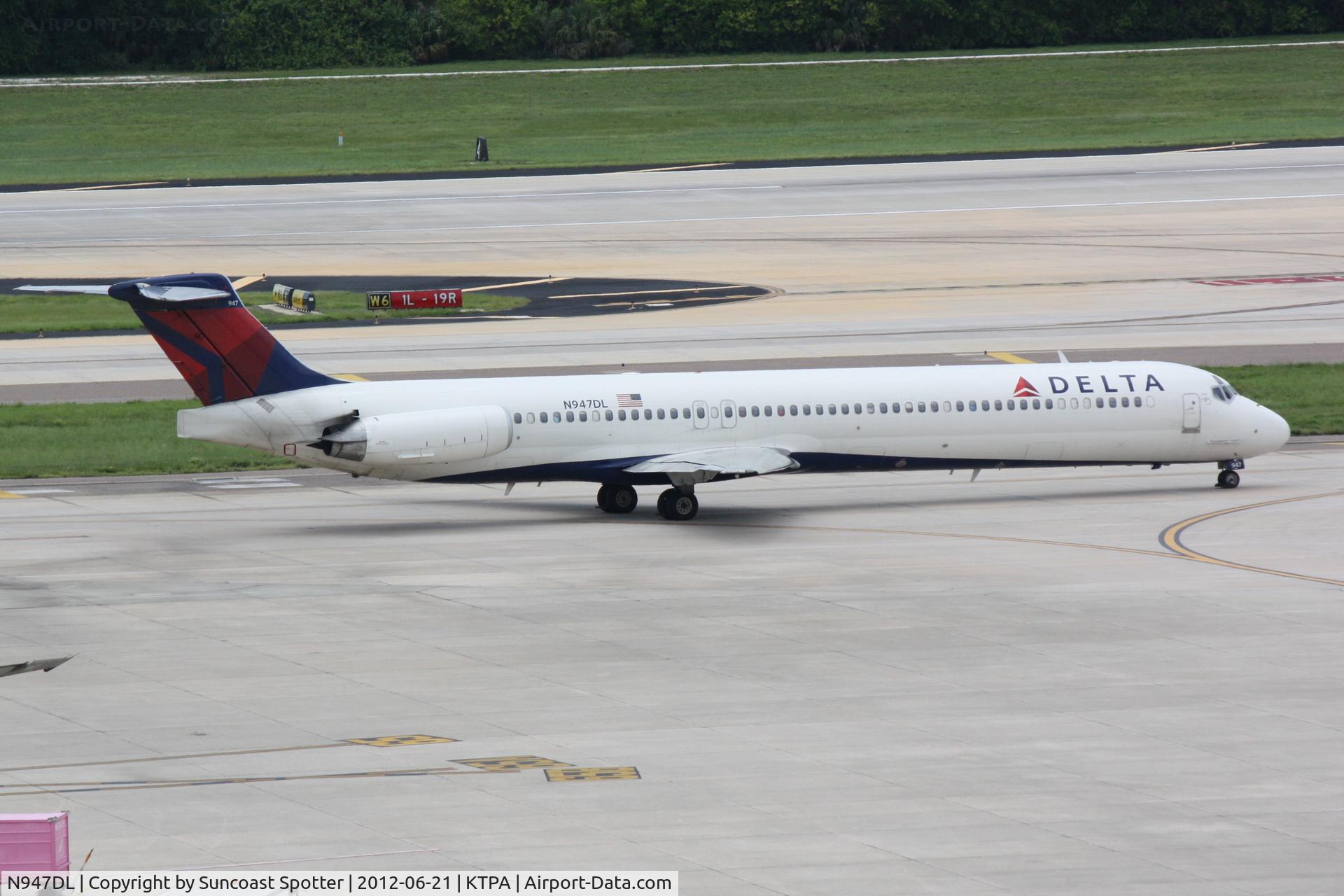N947DL, 1989 McDonnell Douglas MD-88 C/N 49878, Delta Flight 234 taxis for departure at Tampa International Airport