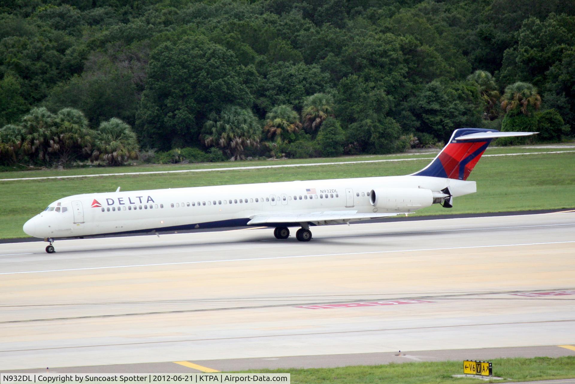 N932DL, 1989 McDonnell Douglas MD-88 C/N 49719, Delta Flight 2245 arrives on Runway 19R at Tampa International Airport following a flight from Laguardia Airport