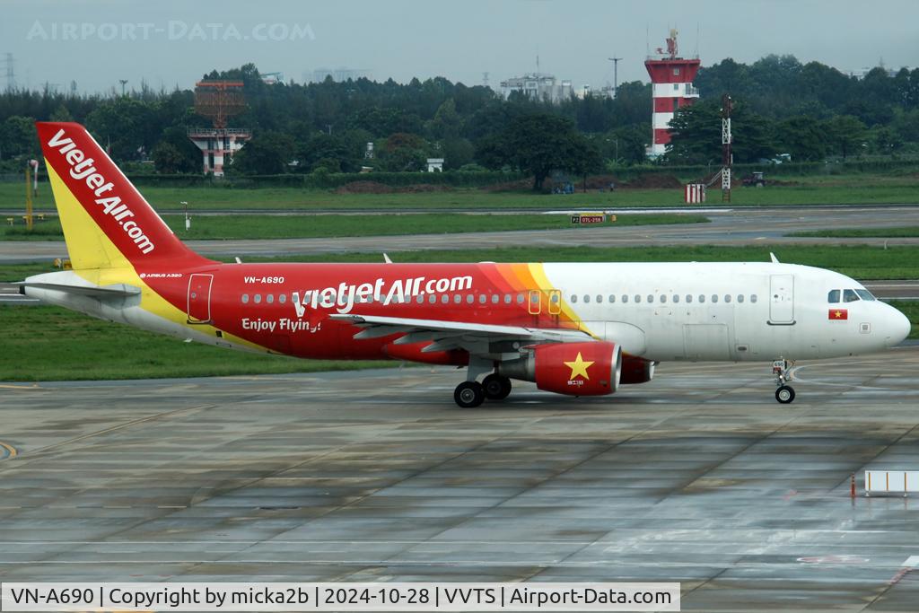 VN-A690, 2010 Airbus A320-214 C/N 4415, Taxiing