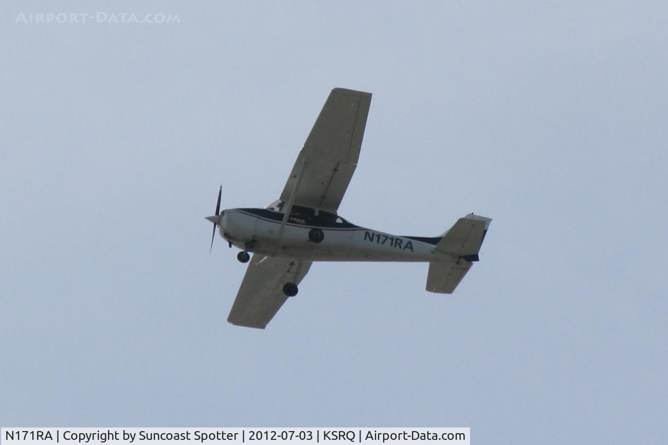 N171RA, 1999 Cessna 172S C/N 172S8237, Cessna Skyhawk in the pattern at SRQ