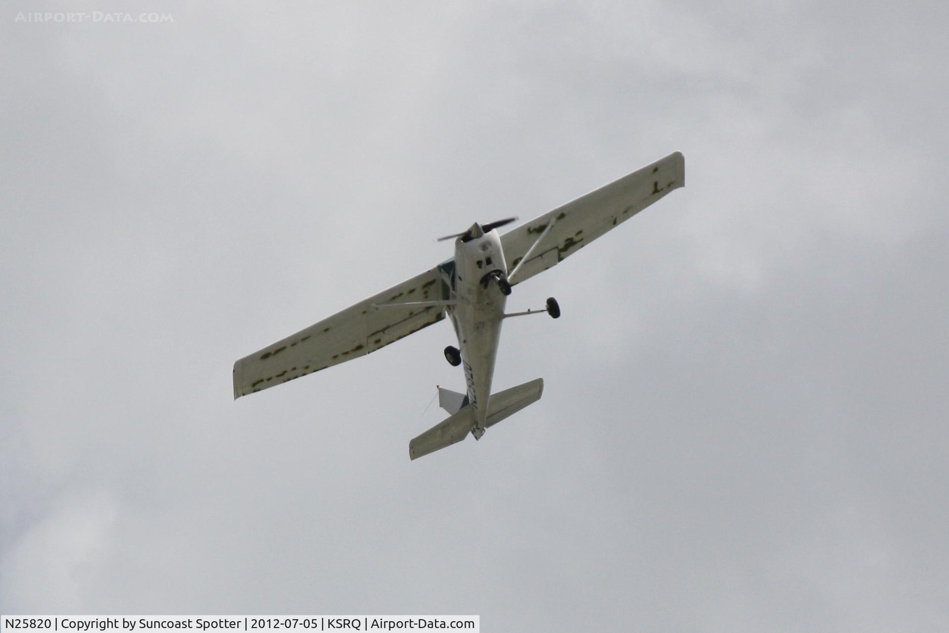 N25820, 1977 Cessna 152 C/N 15280799, Cessna 152 departs SRQ