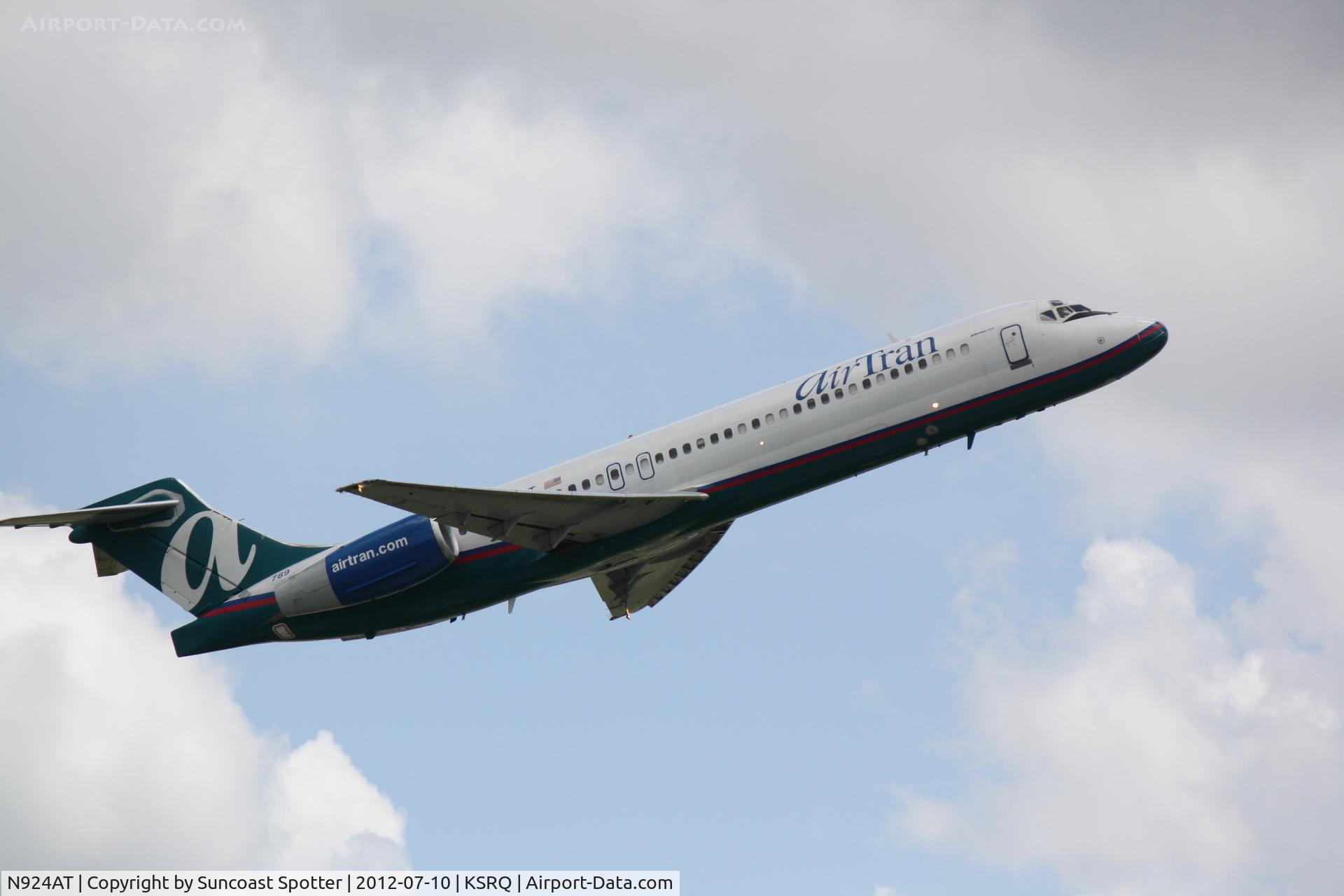 N924AT, 2000 Boeing 717-200 C/N 55080, AirTran Flight 1270 departs Sarasota-Bradenton International Airport enroute to Chicago-Midway International Airport