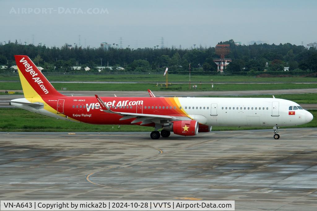 VN-A643, 2017 Airbus A321-211 C/N 7940, Taxiing