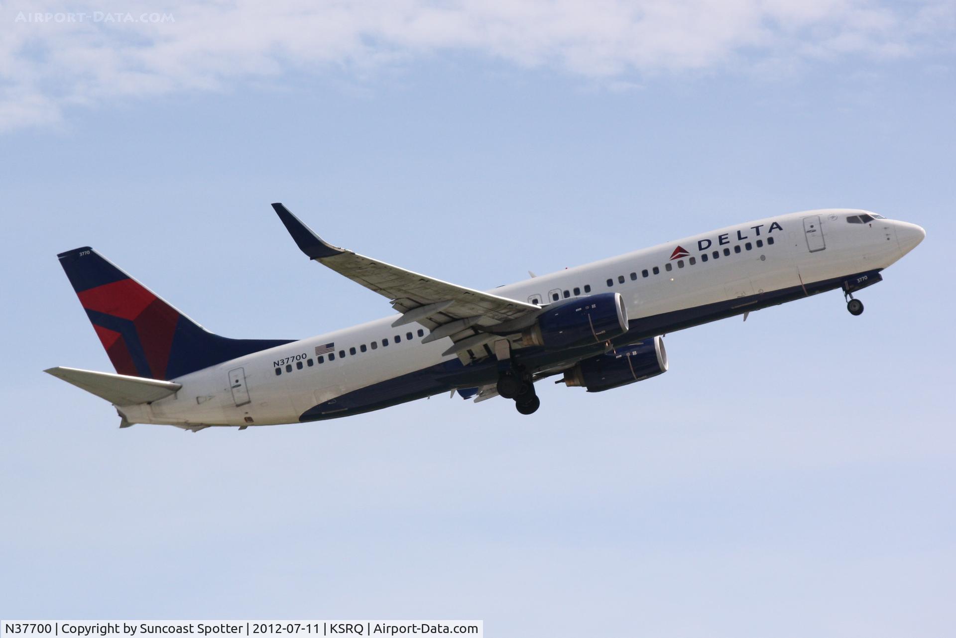 N37700, 2002 Boeing 737-832 C/N 29631, Delta Flight 2298 departs Sarasota-Bradenton International Airport enroute to Hartsfield-Jackson Atlanta International Airport