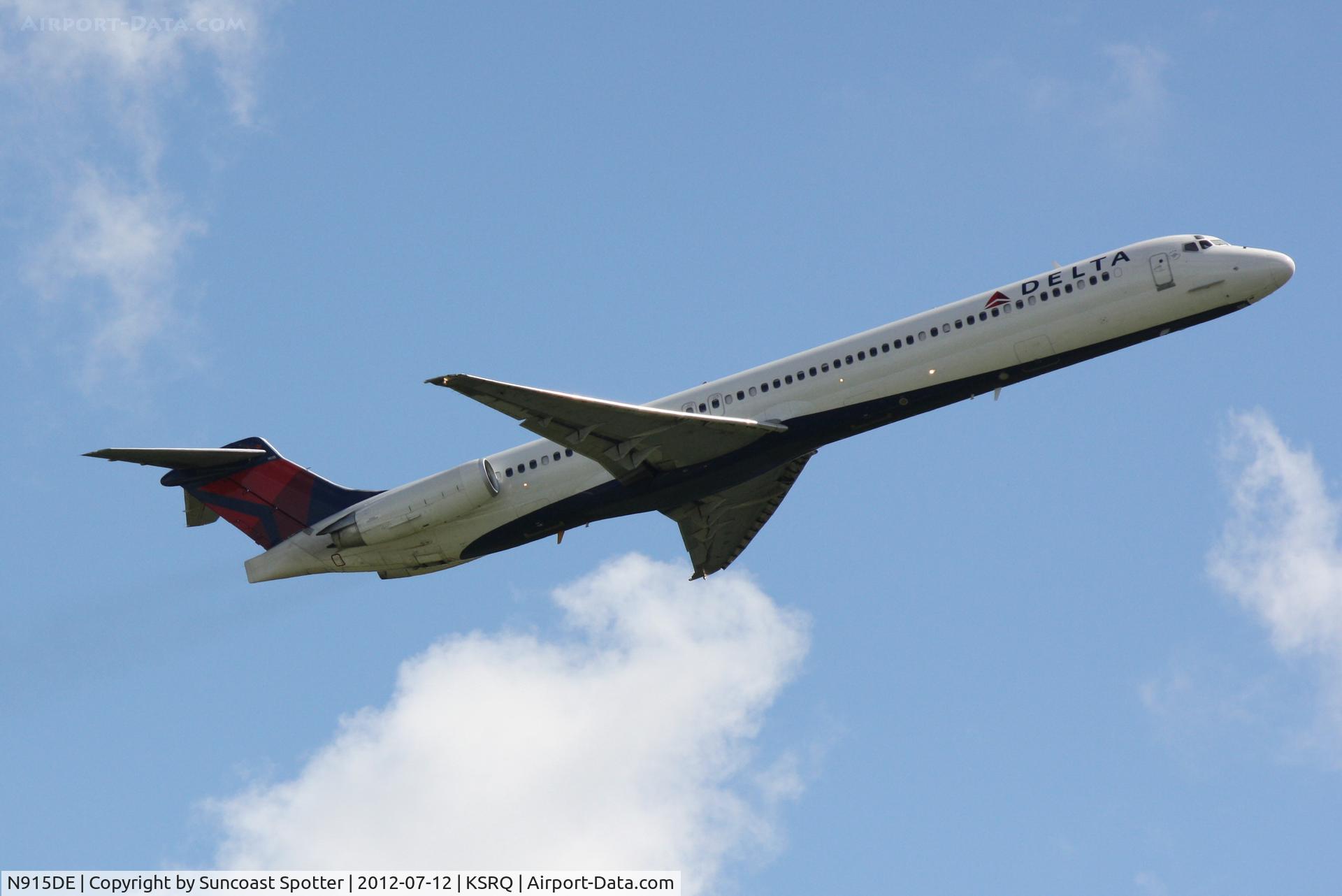 N915DE, 1993 McDonnell Douglas MD-88 C/N 53420, Delta Flight 2298 departs Sarasota-Bradenton International Airport enroute to Hartsfield-Jackson International Airport