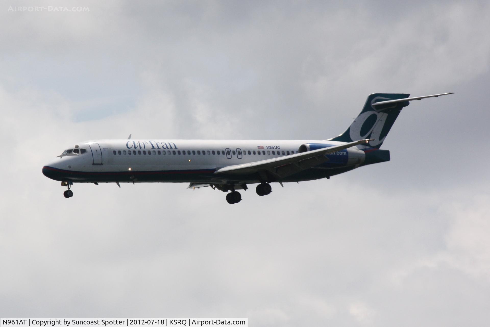 N961AT, 2001 Boeing 717-200 C/N 55023, AirTran Flight 296 on approach to Runway 32 at Sarasota-Bradenton International Airport following a flight from Hartsfield-Jackson International Airport