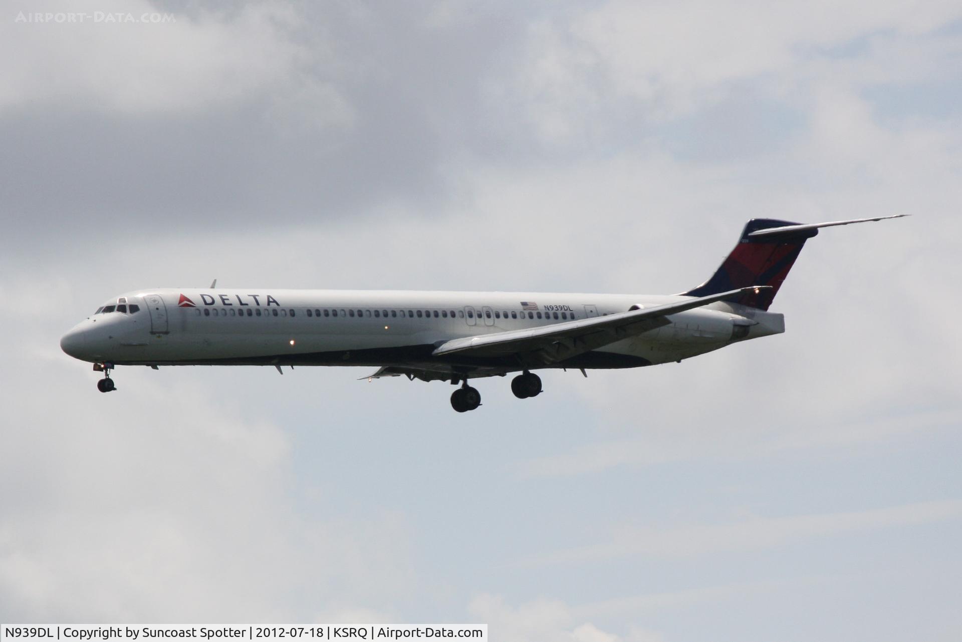 N939DL, 1989 McDonnell Douglas MD-88 C/N 49812, Delta Flight 1678 on approach to Runway 32 at Sarasota-Bradenton International Airport following a flight from Hartsfield-Jackson International Airport