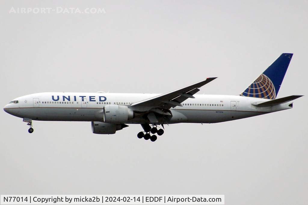 N77014, 1999 Boeing 777-224 C/N 29862, Landing