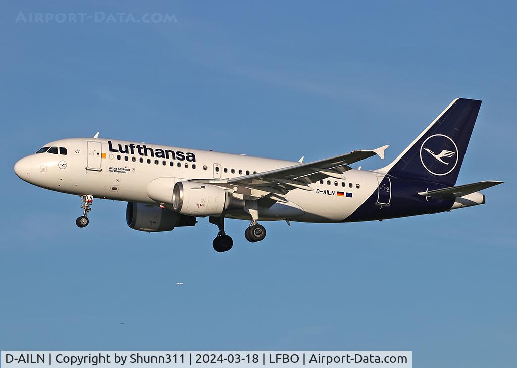 D-AILN, 1997 Airbus A319-114 C/N 700, Landing rwy 32R in new c/s