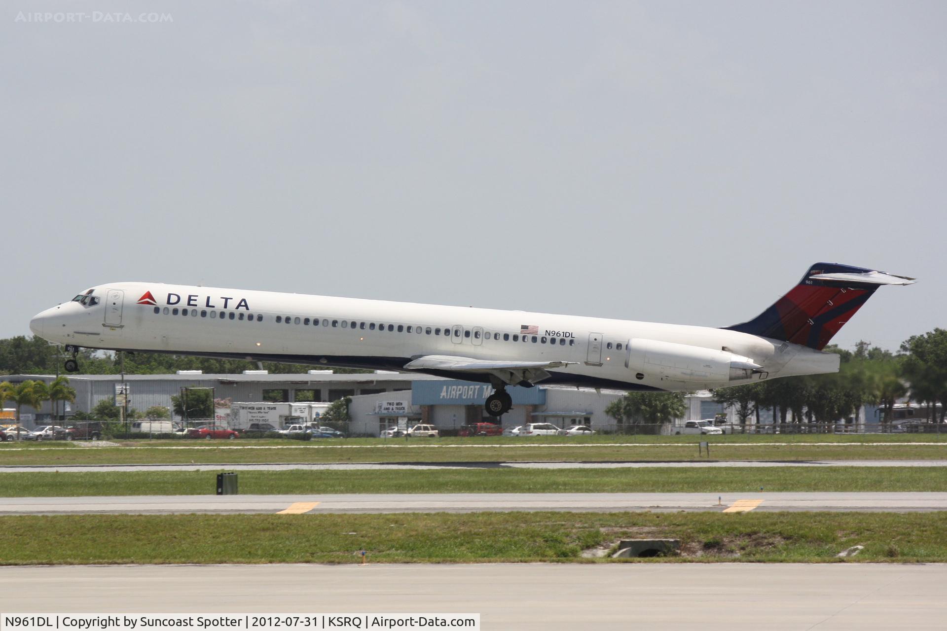 N961DL, 1990 McDonnell Douglas MD-88 C/N 49980, Delta Flight 1678 arrives at Sarasota-Bradenton International Airport following a flight from Hartsfield-Jackson Atlanta International Airport
