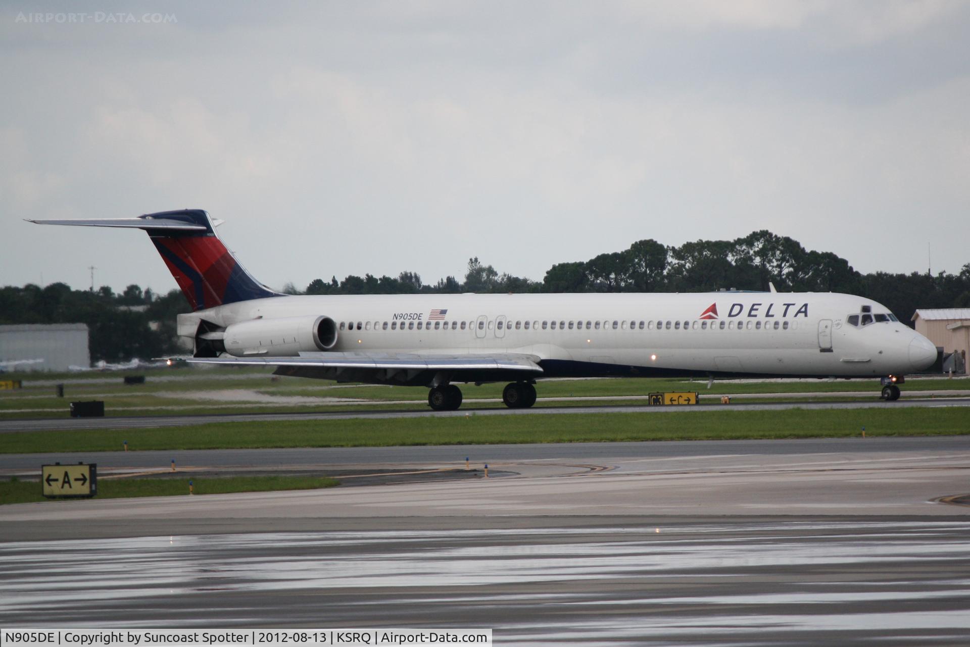 N905DE, 1992 McDonnell Douglas MD-88 C/N 53410, Delta Flight 1678 arrives at Sarasota-Bradenton International Airport following a flight from Hartsfield-Jackson International Airport