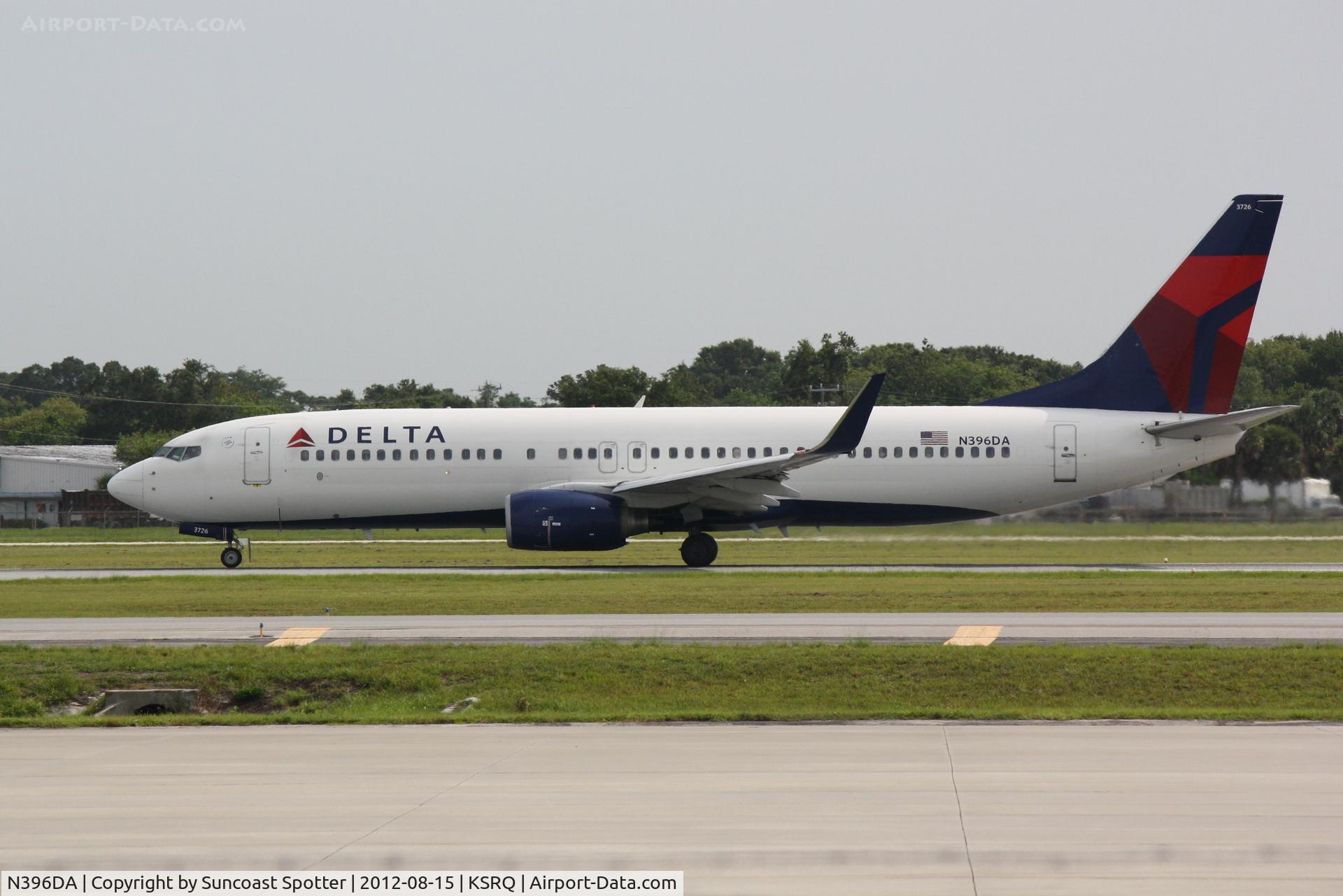 N396DA, 2000 Boeing 737-832 C/N 30378, Delta Flight 2298 departs Sarasota-Bradenton International Airport enroute to Hartsfield-Jackson Atlanta International Airport