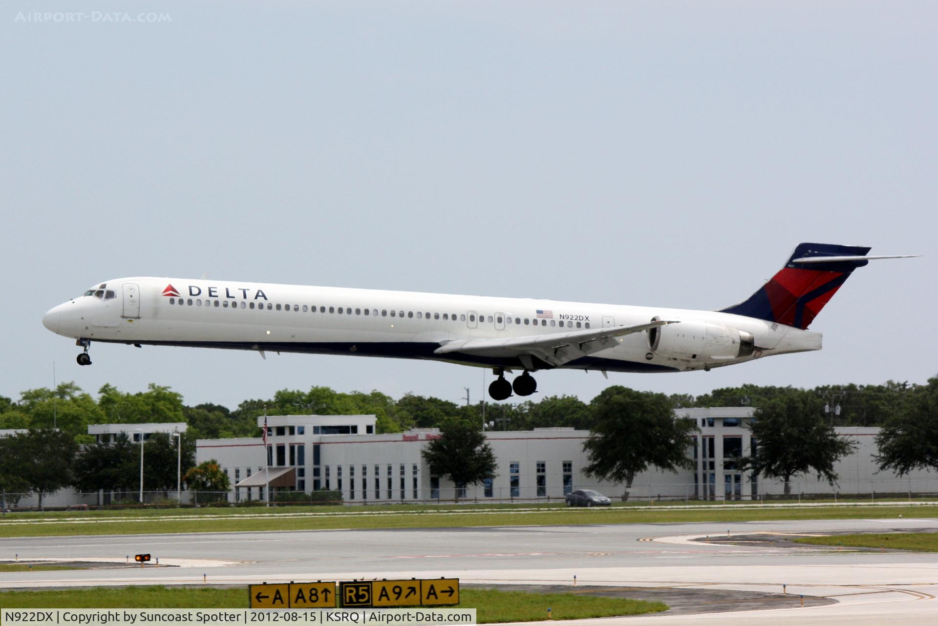 N922DX, 1997 McDonnell Douglas MD-90-30 C/N 53584, Delta Flight 1678 arrives at Sarasota-Bradenton International Airport following a flight from Hartsfield-Jackson International Airport