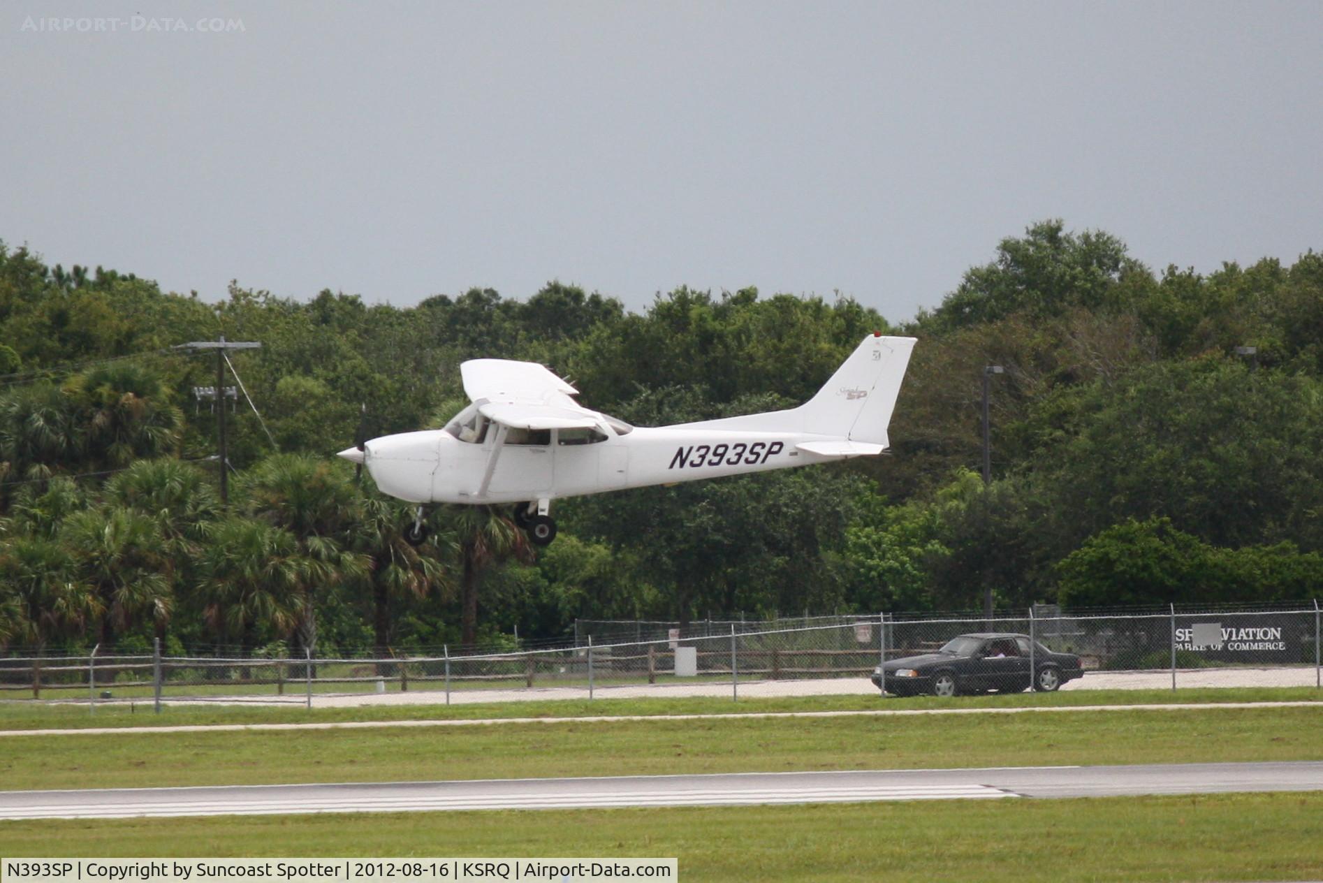 N393SP, 1999 Cessna 172S C/N 172S8290, Cessna Skyhawk  arrives at Sarasota-Bradenton International Airport