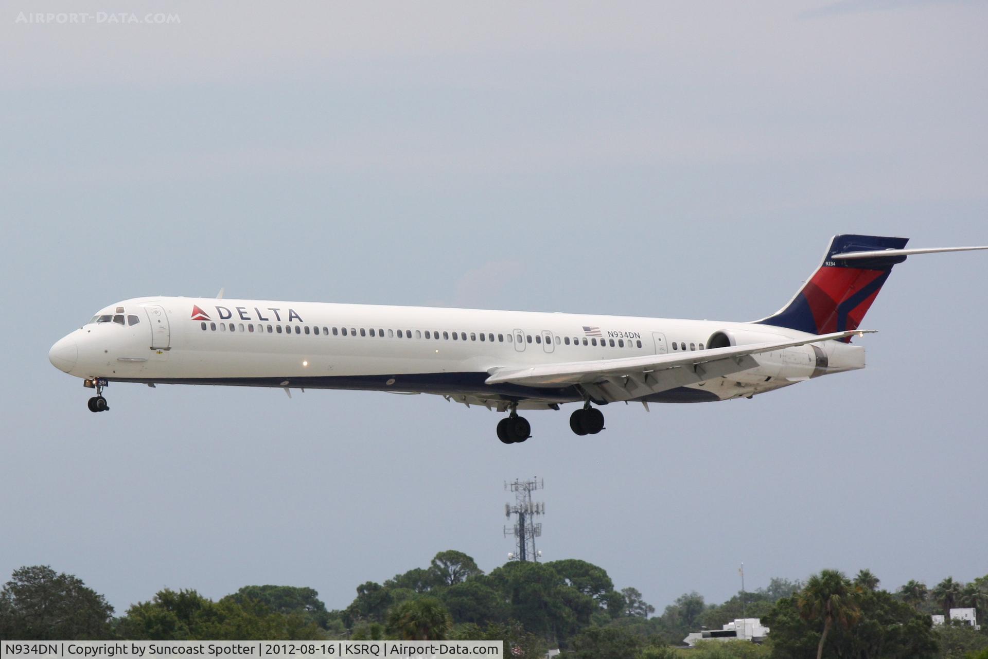 N934DN, 1996 McDonnell Douglas MD-90-30 C/N 53462, Delta Flight 1675 arrives at Sarasota-Bradenton International Airport following a flight from Hartsfield-Jackson Atlanta International Airport