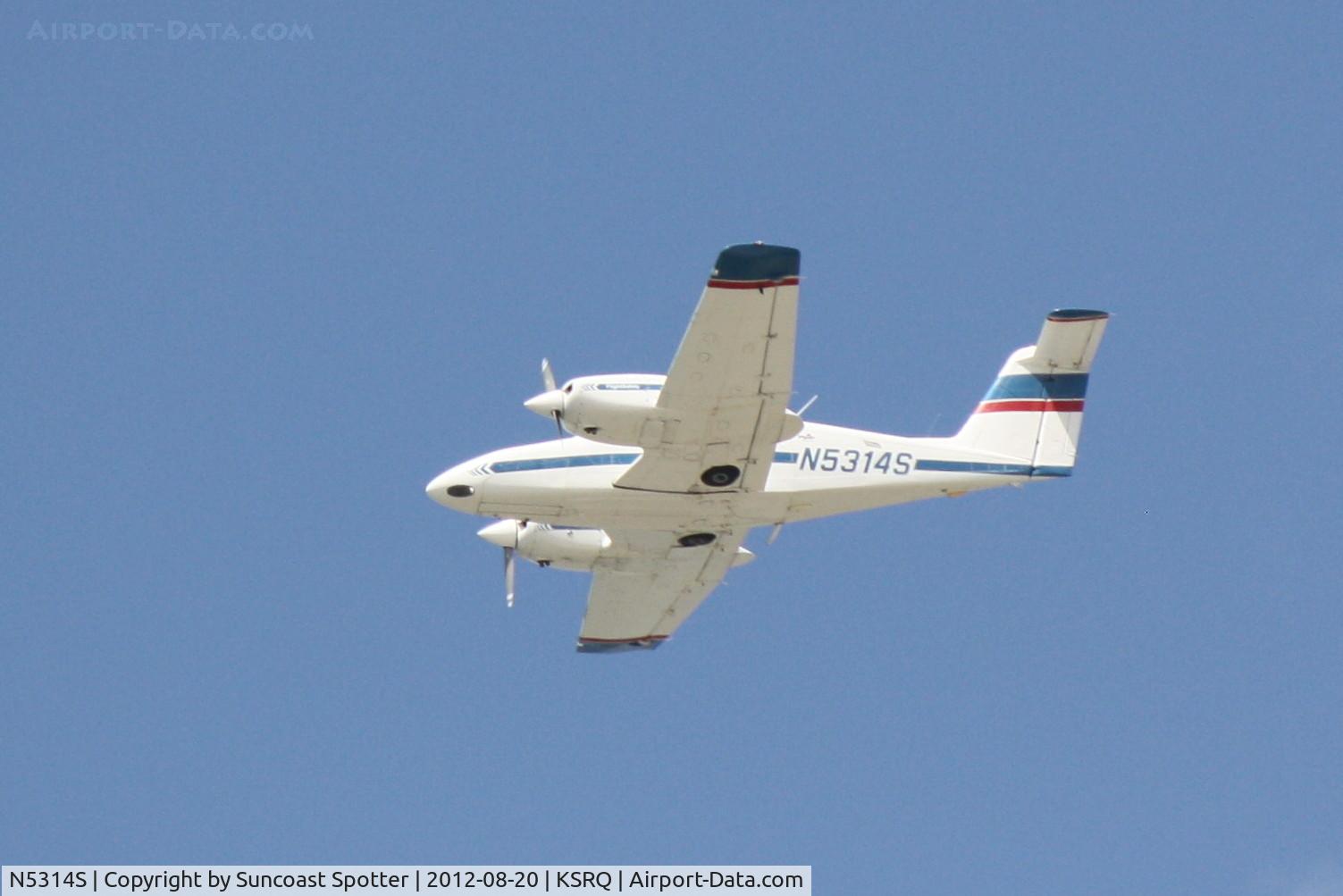 N5314S, 2002 Piper PA-44-180 Seminole C/N 4496114, Piper Seminole flies over Sarasota-Bradenton International Airport