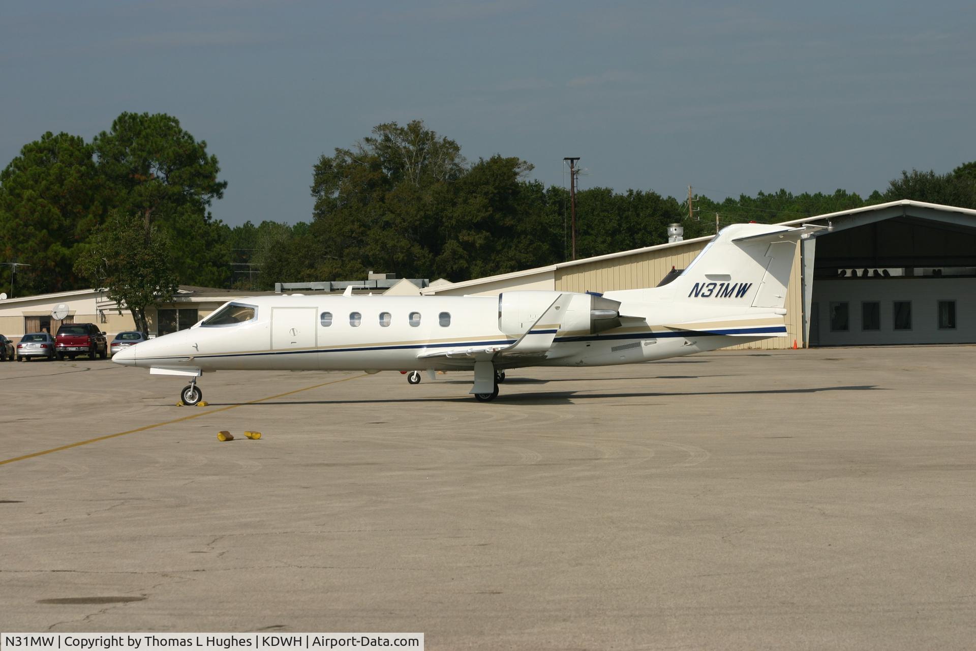 N31MW, 1999 Learjet Inc 31A C/N 171, Lunch time visitor