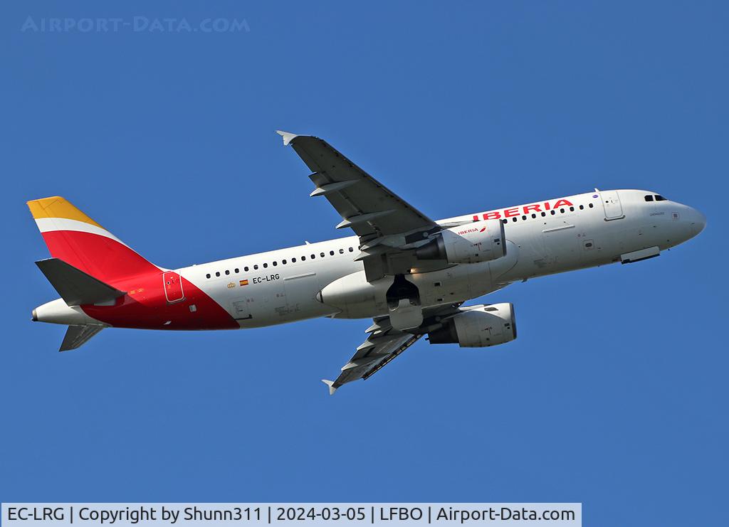 EC-LRG, 2001 Airbus A320-214 C/N 1516, Climbing after take off from rwy 32R... new c/s