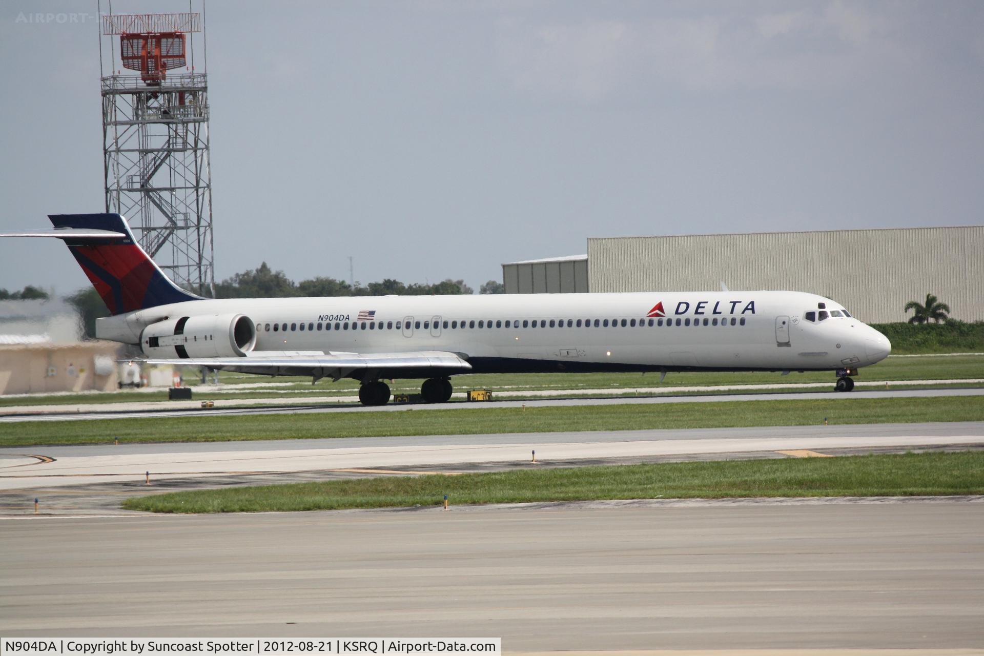 N904DA, 1995 McDonnell Douglas MD-90-30 C/N 53384, Delta Flight 1678 arrives at Sarasota-Bradenton International Airport following a flight from Hartsfield-Jackson Atlanta International Airport