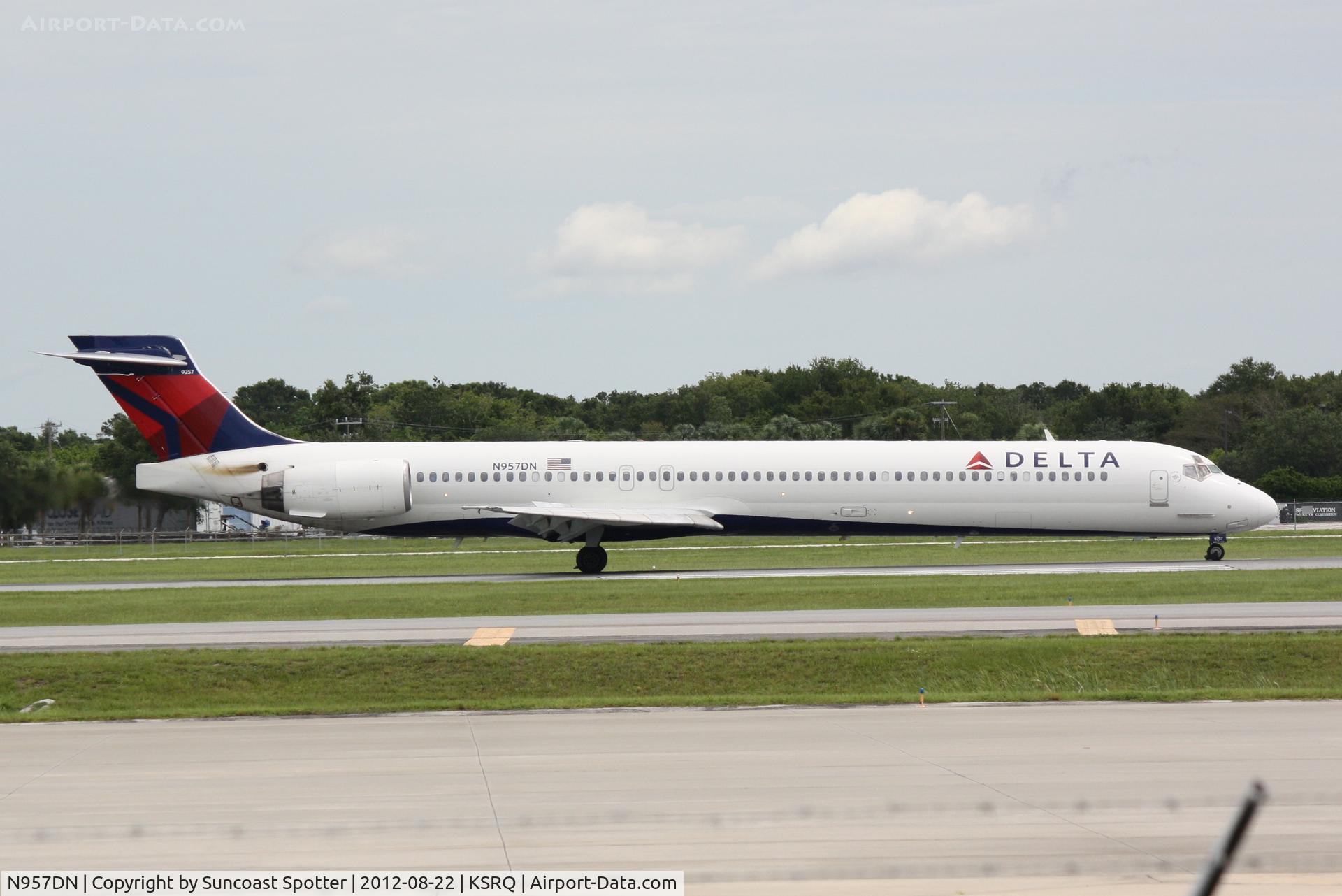 N957DN, 1997 McDonnell Douglas MD-90-30 C/N 53527, Delta Flight 1678 arrives at Sarasota-Bradenton International Airport following a flight from Hartsfield-Jackson International Airport