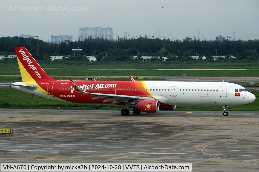 VN-A670, 2018 Airbus A321-211 C/N 8676, Taxiing