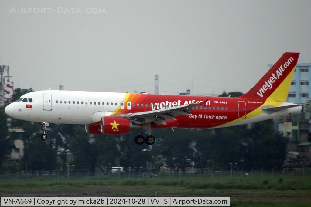 VN-A669, 2009 Airbus A320-214 C/N 4049, Landing