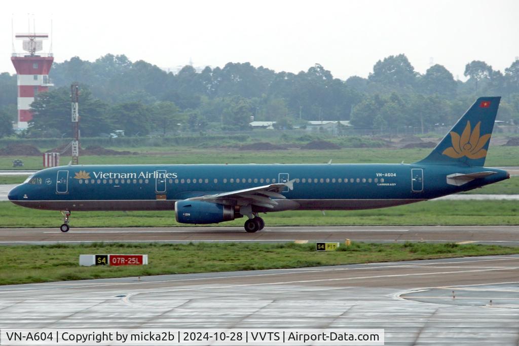 VN-A604, 2013 Airbus A321-231 C/N 5555, Taxiing