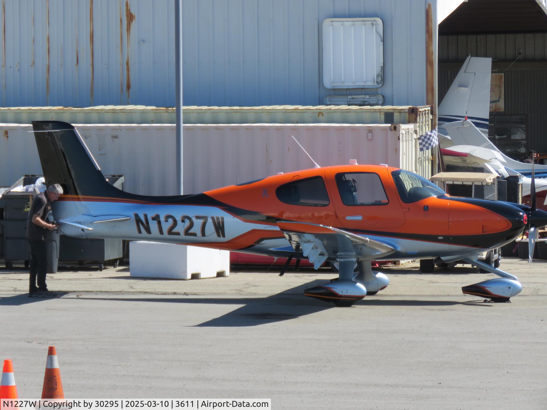 N1227W, 2017 Cirrus SR22T C/N 1522, Parked