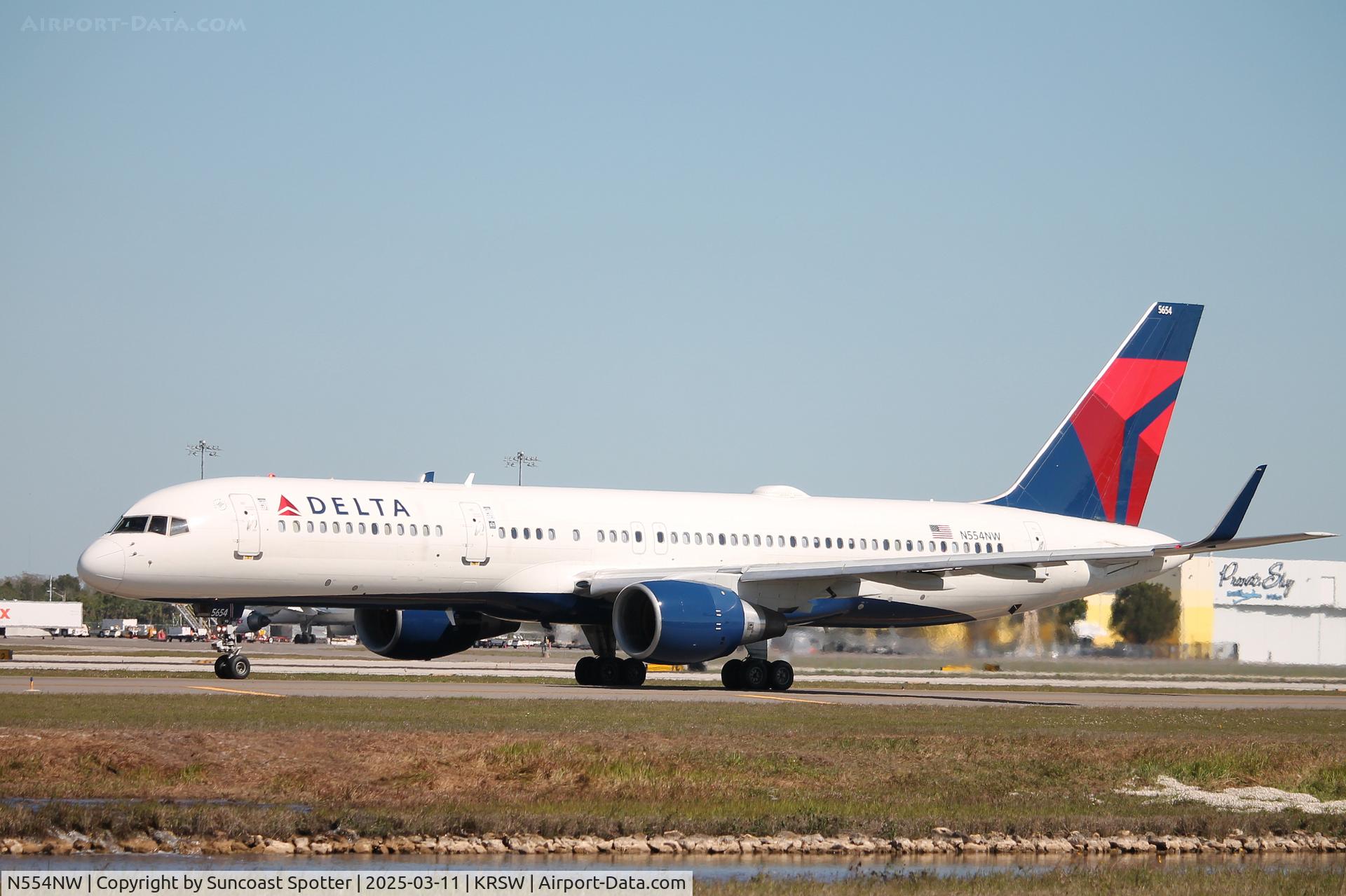 N554NW, 2001 Boeing 757-251 C/N 26501, Delta Flight 1089 taxis at Southwest Florida International Airport prior to flight to Hartsfield-Jackson Atlanta International Airport