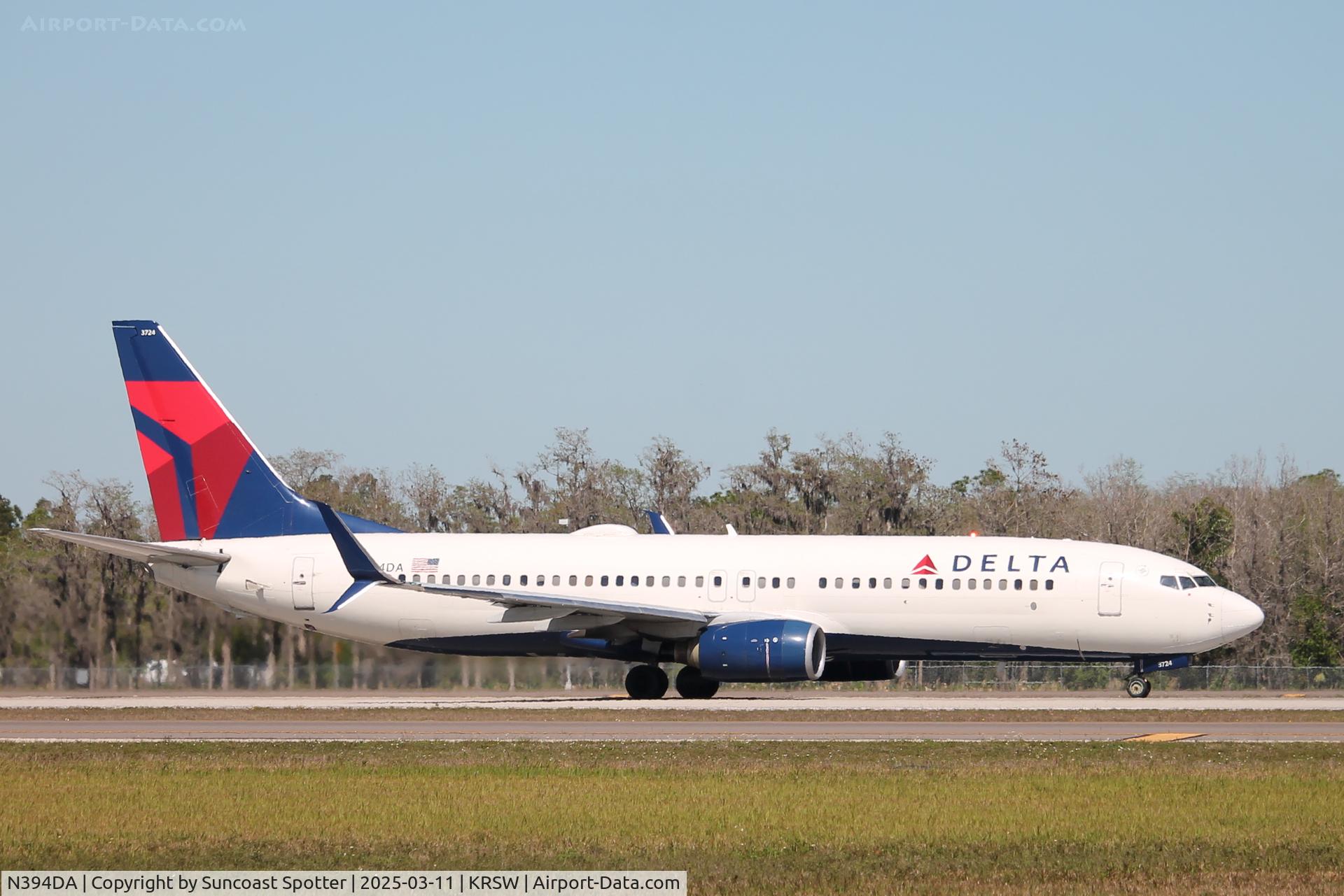 N394DA, 2000 Boeing 737-832 C/N 30562, Delta Flight 1292 arrives at Southwest Florida International Airport following flight from Boston-Logan International Airport