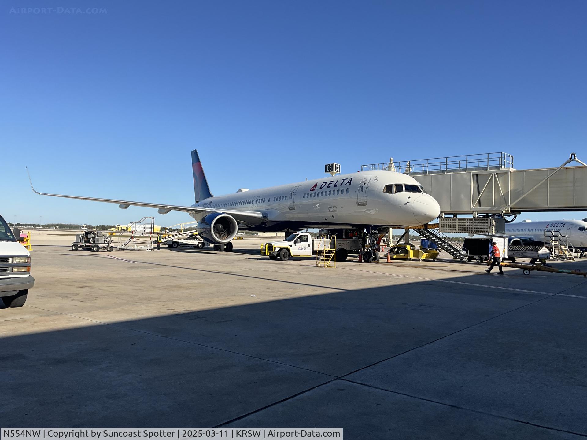 N554NW, 2001 Boeing 757-251 C/N 26501, Delta Boeing 757 at the gate at RSW