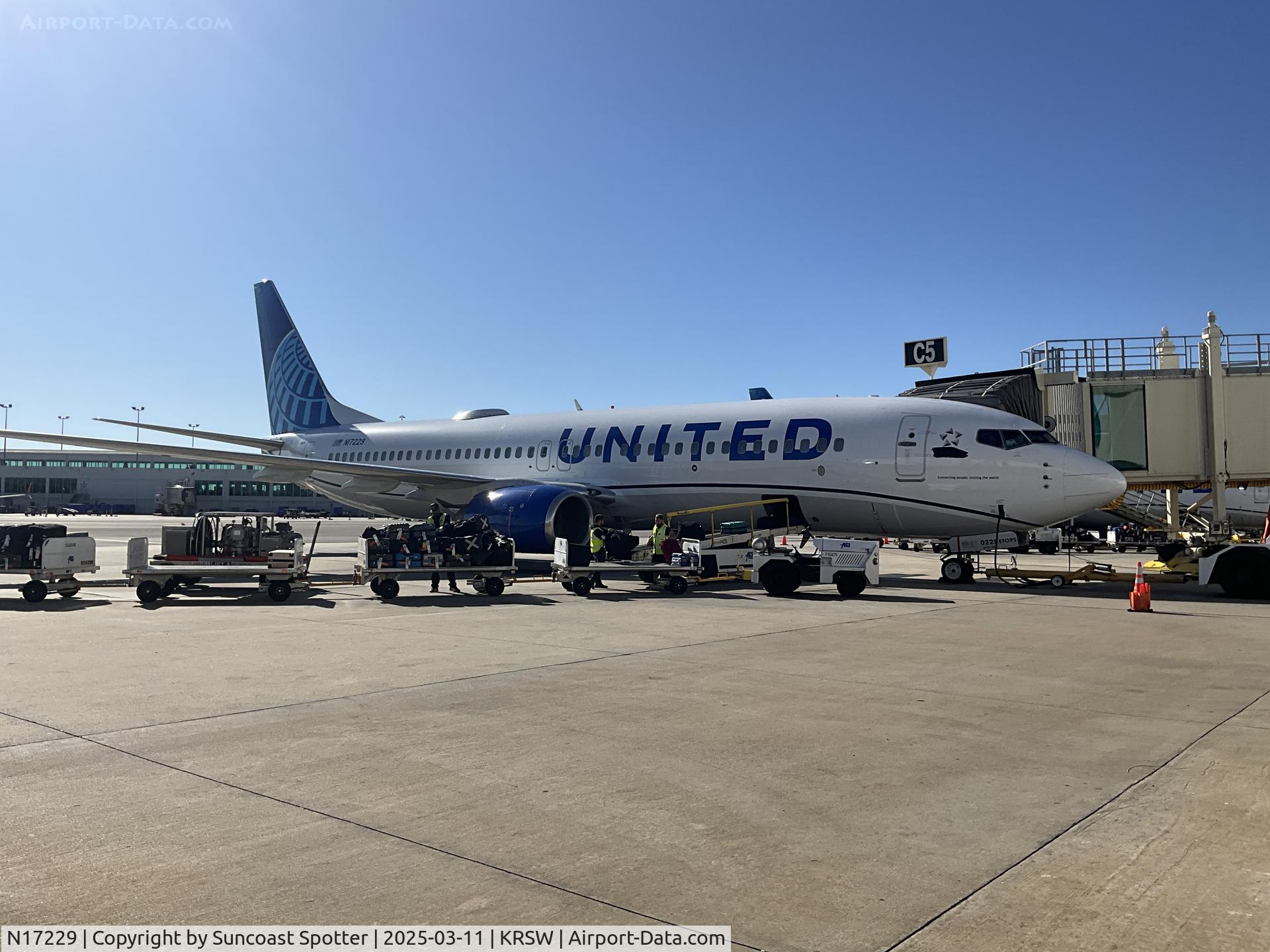 N17229, 1999 Boeing 737-824 C/N 28793, United Boeing 737 at the gate at RSW