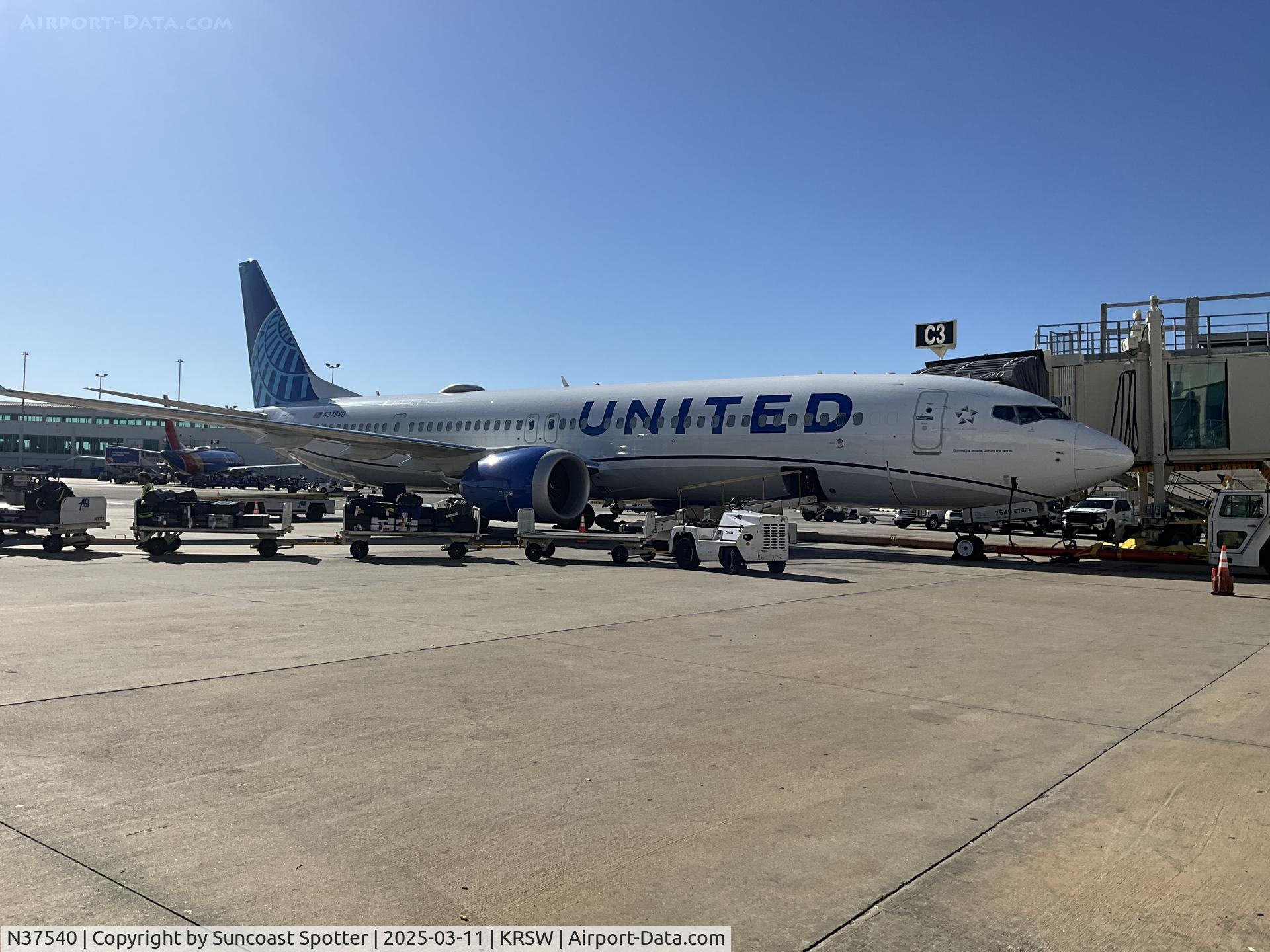 N37540, 2022 Boeing 737-9 MAX C/N 64471, United Boeing 737 Max at the gate at RSW
