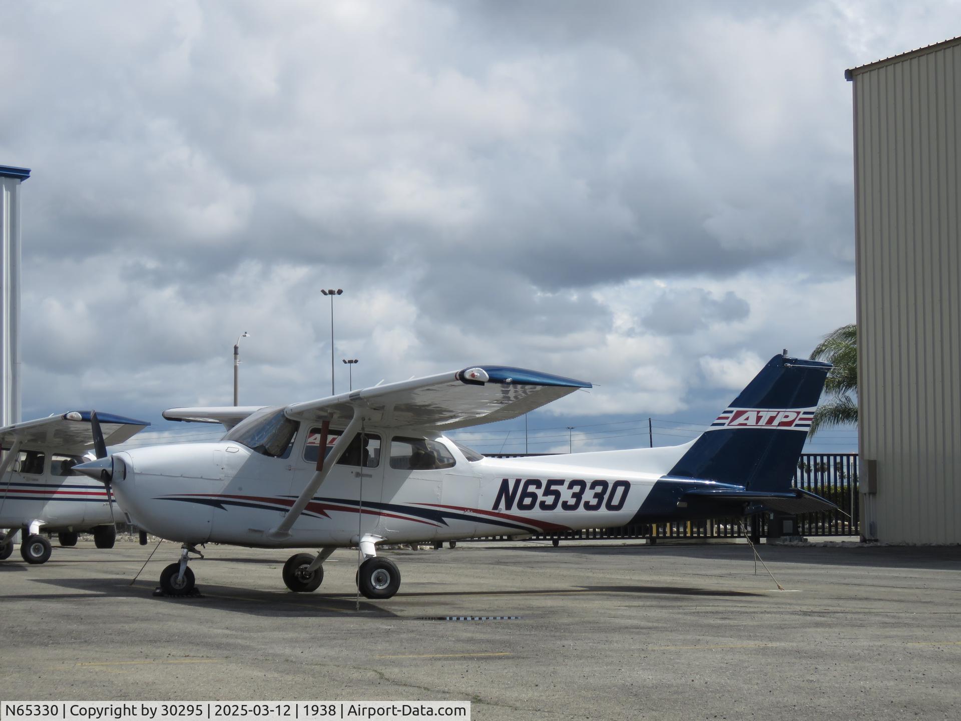 N65330, 2004 Cessna 172S C/N 172S9703, Parked