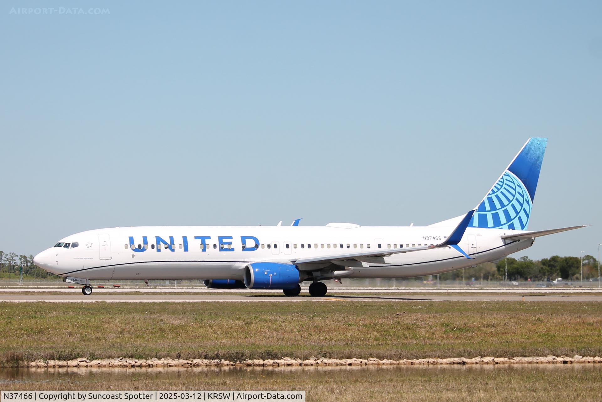 N37466, 2013 Boeing 737-924/ER C/N 31644, United Flight 2490 taxis at Southwest Florida International Airport prior to flight to Newark-Liberty International Airport